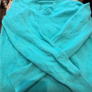Men’s Pendleton v-neck teal Sweater